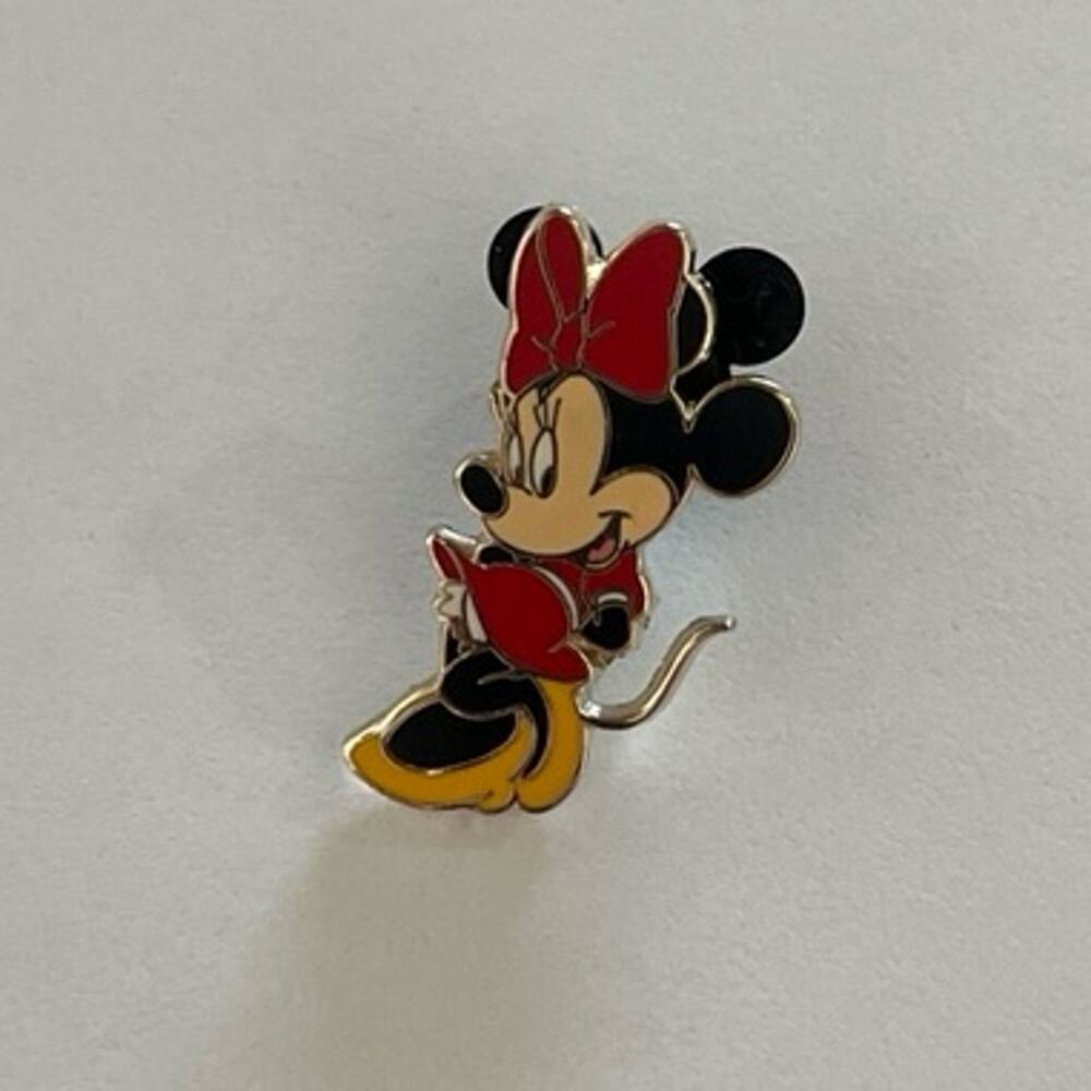 Disney Shy Minnie Mouse Gold Detail Paris Mini Official Trading pin (11)
